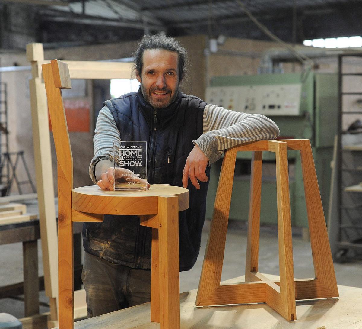 Quique Marín posa en su taller con el premio que recibió en la Fort Lauderdale Home Design. | BERNABÉ/JAVIER LALÍN