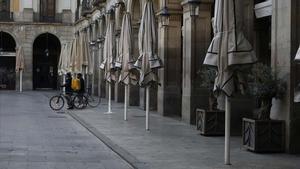 El TSJC mantiene el cierre de bares y restaurantes en Catalunya por la Covid-19. En la foto, terrazas cerradas en Barcelona.