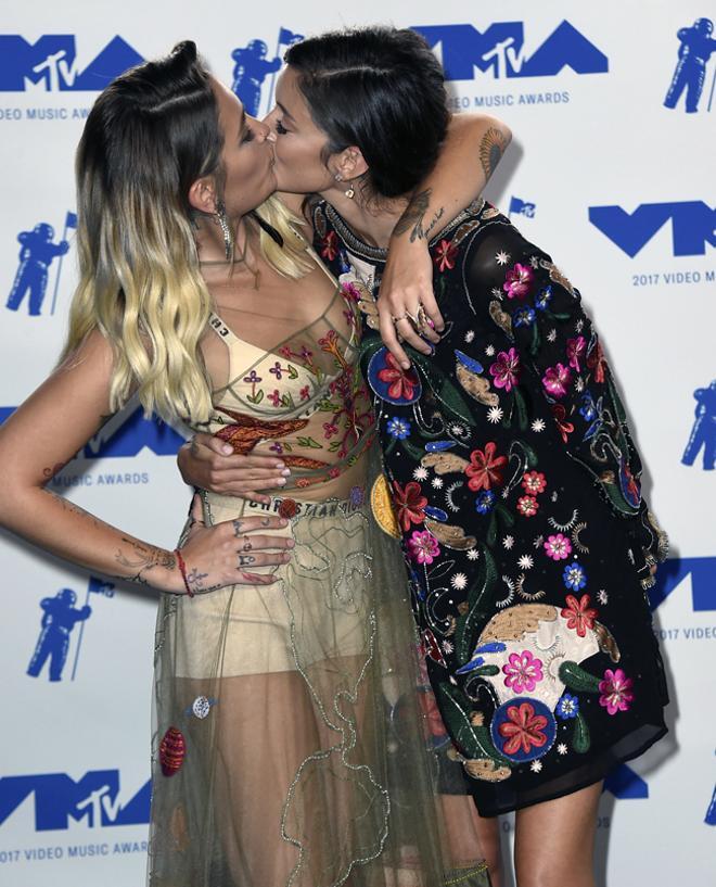 El beso de Paris Jackson y Caroline D'Amore en los MTV Video Music Awards