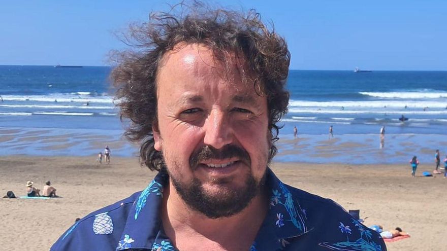 Paulino Rodríguez, presidente del club de surf, en el paseo de la playa. | PELAYO MÉNDEZ