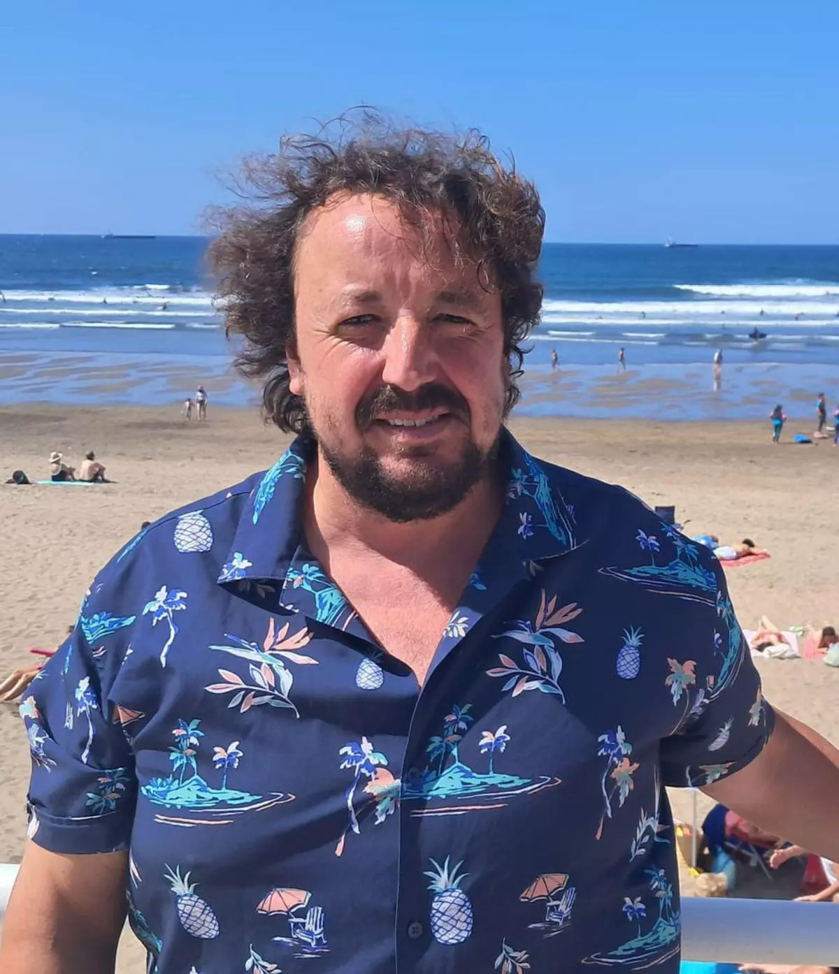 Habla el propietario del club de surf "sin licencia" de Salinas: "No hay hacinamiento ni cosas raras, vamos a seguir como todos los veranos. Es un lío de los políticos"