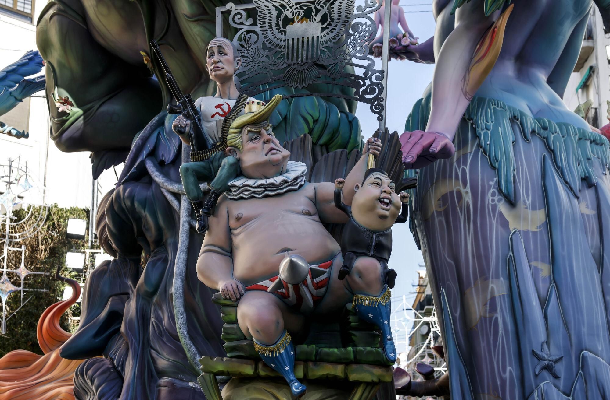 Una falla durante su montaje, a 15 de marzo de 2025, en Valencia, Comunidad Valenciana (España). Los monumentos falleros de este año han supuesto una inversión de 9,2 millones de euros y están marcados por la tragedia de la DANA, que asoló parte de la provincia de Valencia el pasado 29 de octubre, dejando 224 muertos. Los días grandes de las fallas son del 15 al 19 de marzo, último día en el que tiene lugar la Cremà. 15 MARZO 2025;FALLAS;CULTURA;TRADICIÓN;NINOTS Rober Solsona / Europa Press 15/03/2025. Rober Solsona;