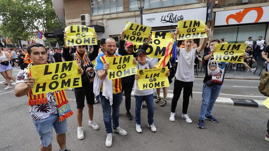 La protesta de los aficionados del Valencia CF en el exterior de Mestalla
