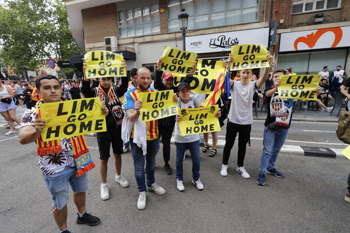 Aficionados protestando en el exterior de Mestalla.