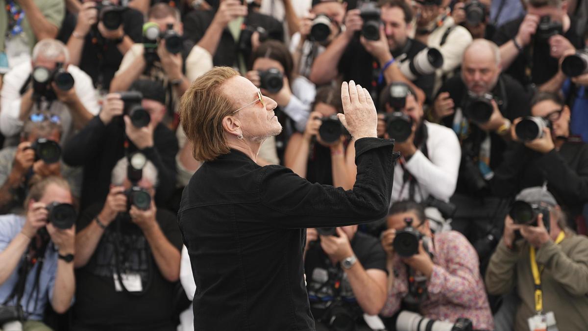 El cantante Bono (U2) posa ante los fotógrafos del festival de Cannes.