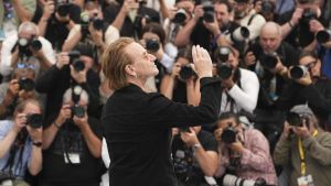 El cantante Bono (U2) posa ante los fotógrafos del festival de Cannes.