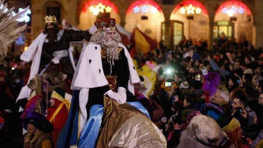 Los Reyes Magos a su llegada a la Plaza Mayor.