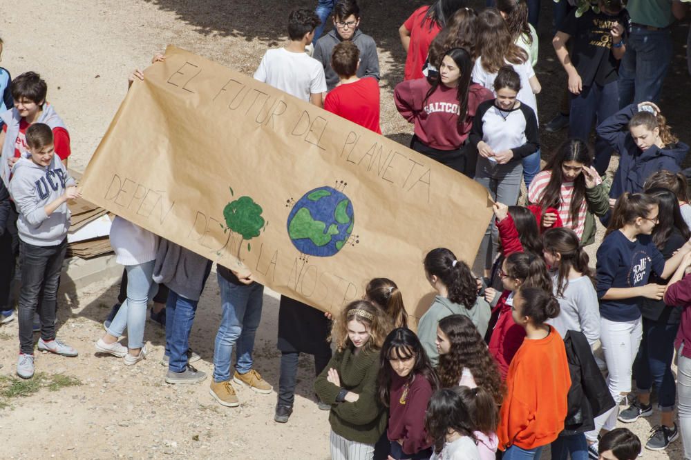 'Scrabble humano' en València por el derecho a la educación y el medio ambiente