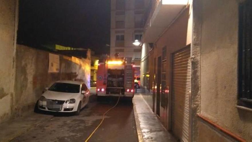 Policía Local reduce un incendio hasta la llegada de los bomberos