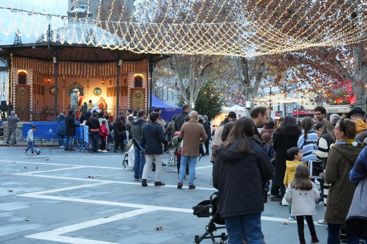 Familias de Badajoz hacen cola para entregar las cartas al embajador postal de San Francisco.
