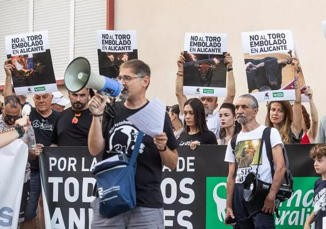 Un centenar de personas protestan contra el toro embolado en Alicante