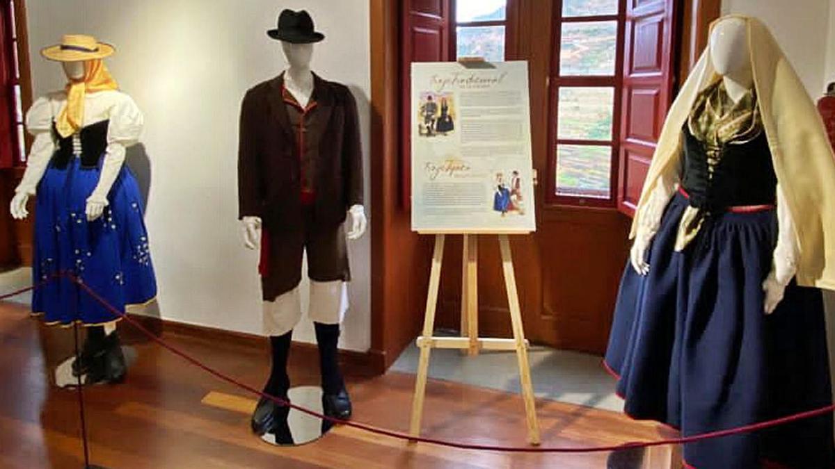 Algunos de los vestidos que forman parte de la muestra trasladada a Vallehermoso.