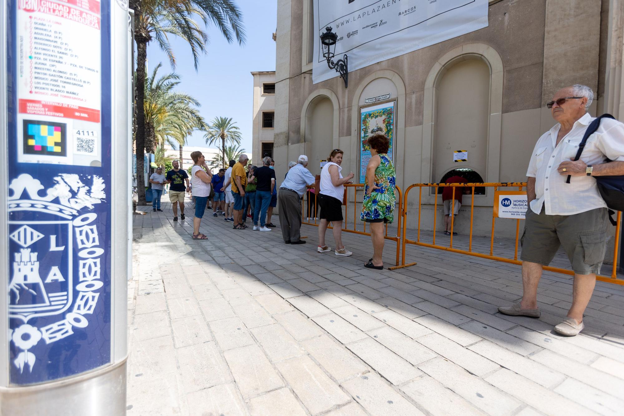 Colas para comprar entradas de la Feria taurina en la plaza de toros de Alicante