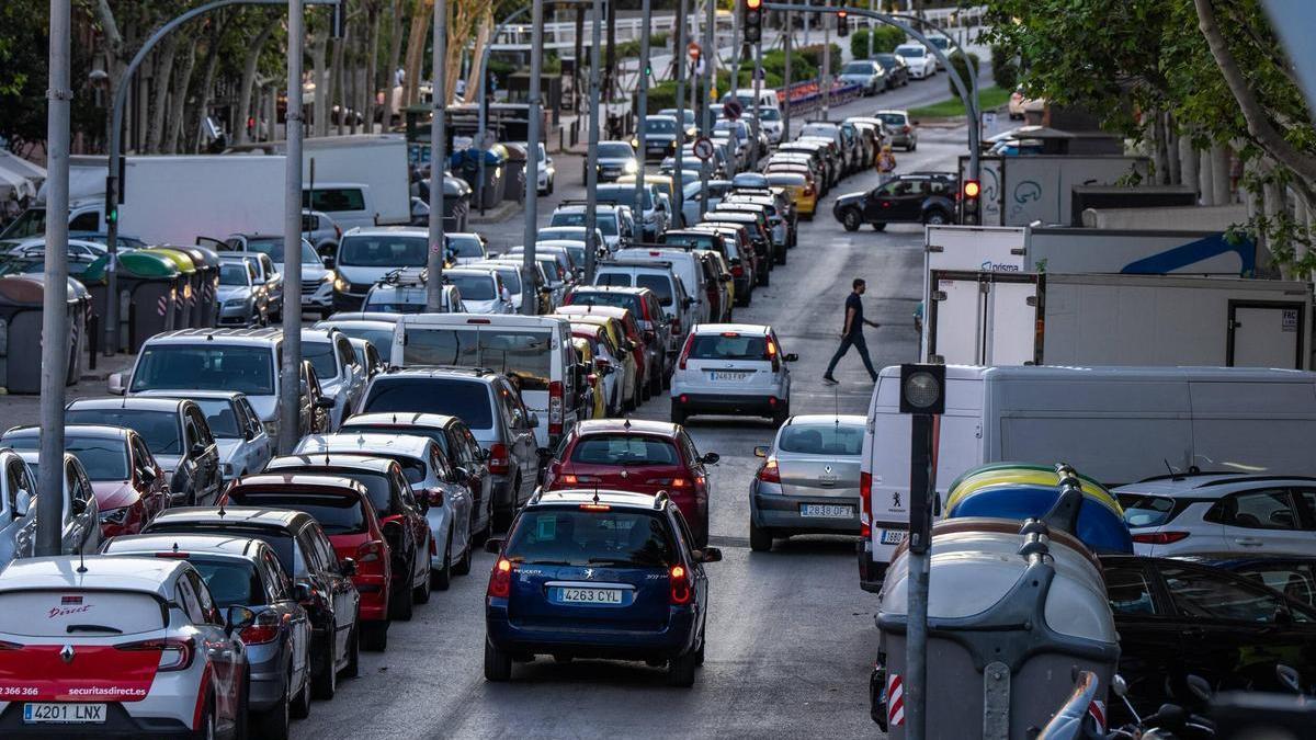 Congestión de tráfico en una calle de Badalona.