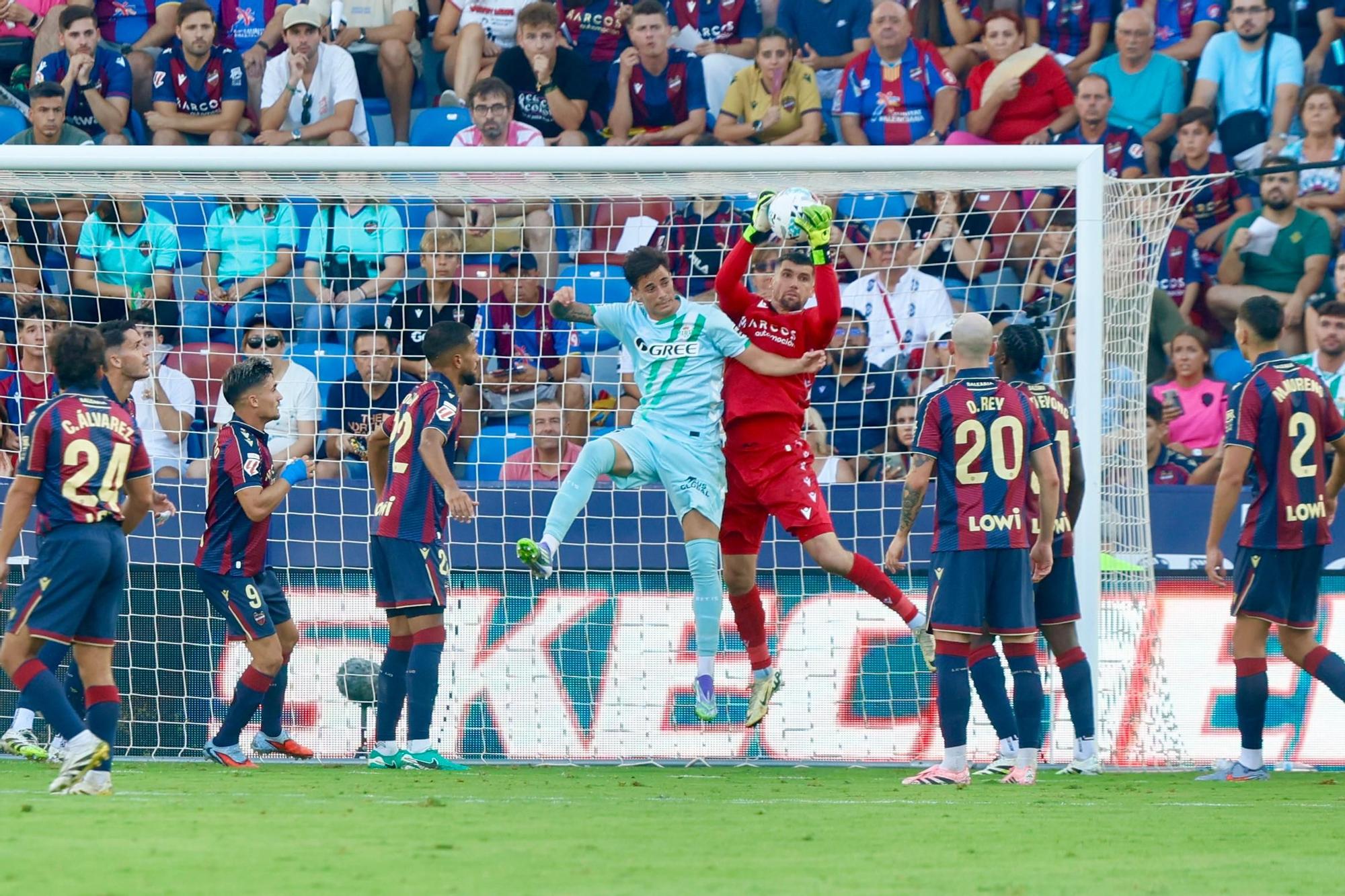 El partido Levante-Betis, en imágenes