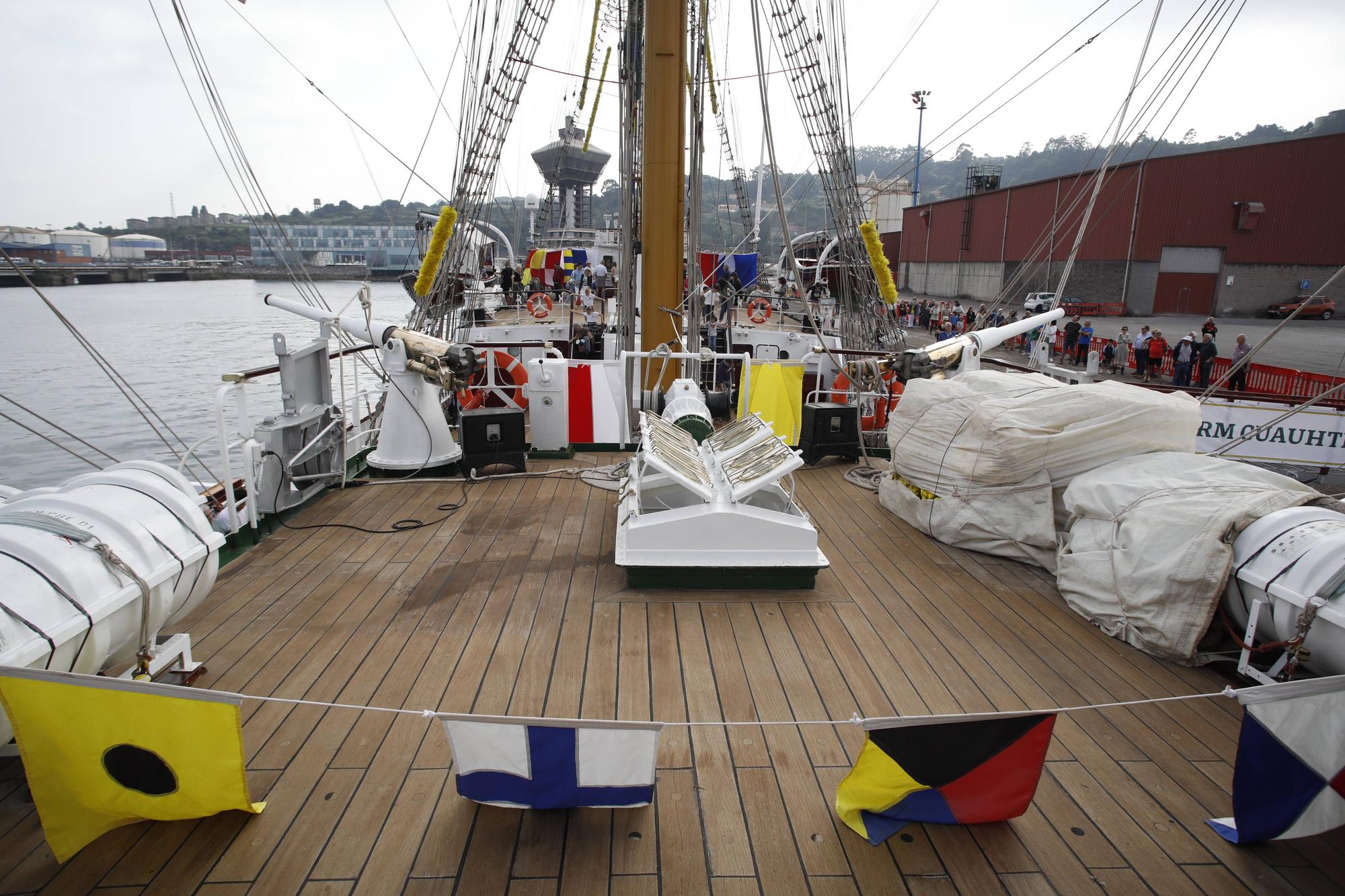 En imágenes: Colas en el puerto de Gijón para visitar el buque escuela de la Armada de México