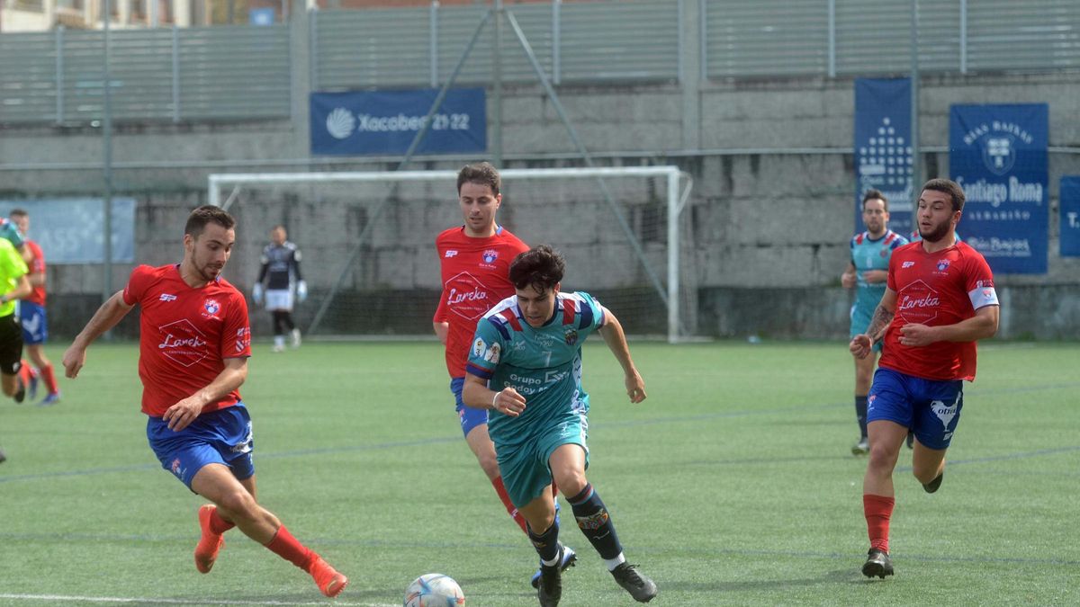 Varios jugadores del Umia tratan de frenar a un jugador del Pontellas.