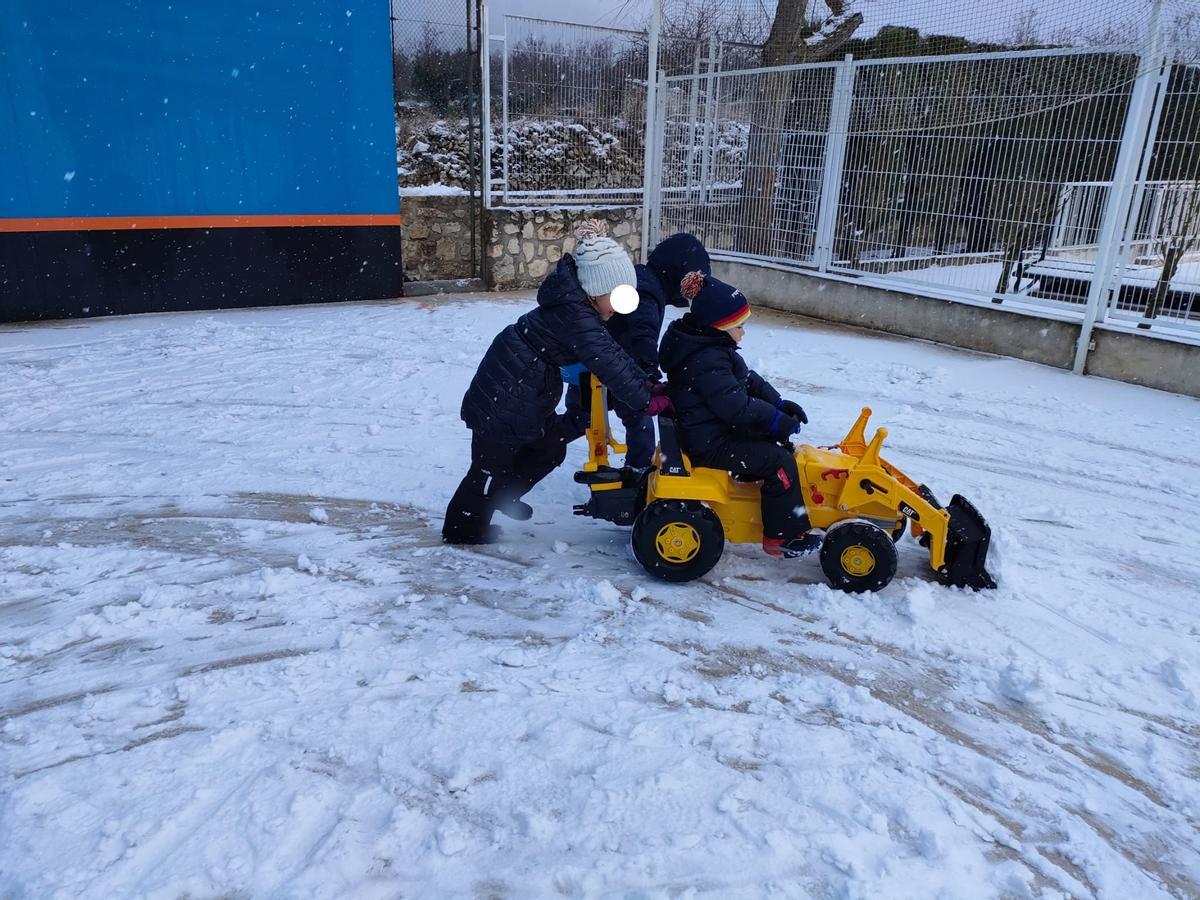 Los niños en Fageca disfrutan de la nieve este domingo.