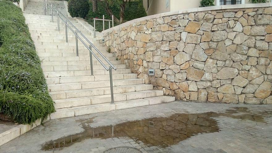 A primera vista es un charco cualquiera, pero si pasan a menudo por delante de esta escalinata, situada entre el túnel de la Alcazaba y el MUPAM, descubrirán que el charco se perpetúa incluso en días de altas temperaturas.