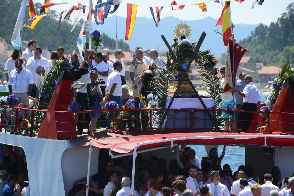 Una treintena de barcos de diferentes tamaños participaron en la tradicional procesión por mar en señal de devoción a la Virgen