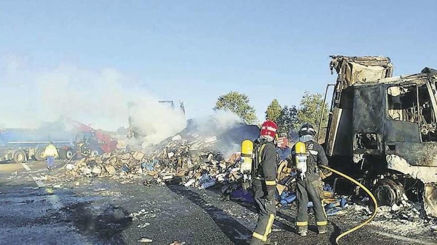 El incendio de un camión cargado de marisco obliga a cortar la A-52 en Mombuey