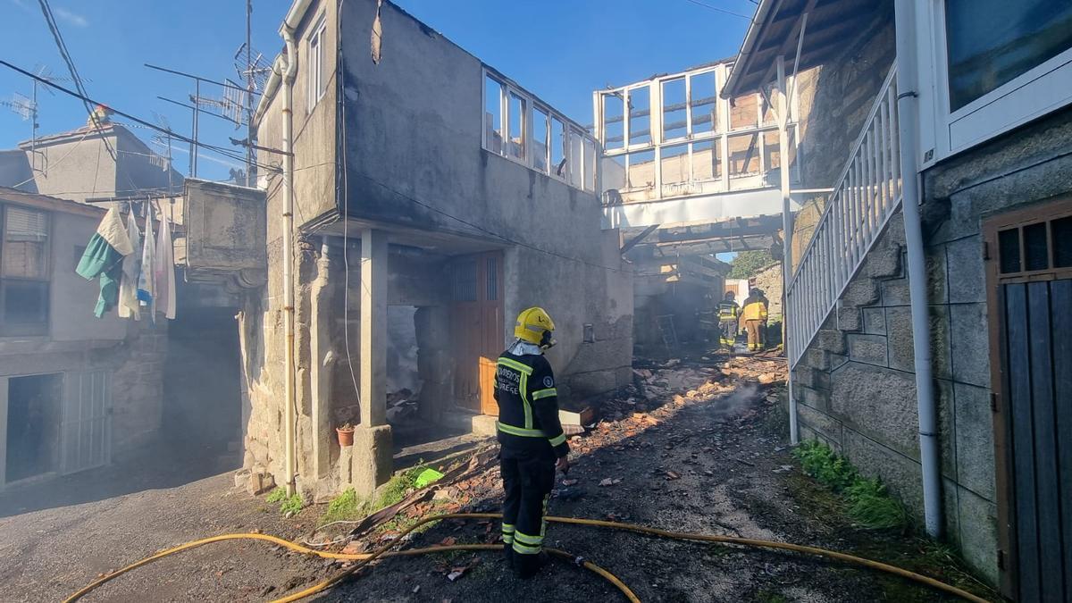 Así quedó el inmueble tras el incendio que se produjo en la localidad ourensana.