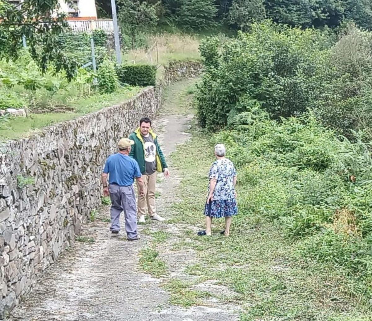 Miguel Martínez charla con Juan Bautista y María Iglesias en el lugar justo donde falleció su madre. | D. M.