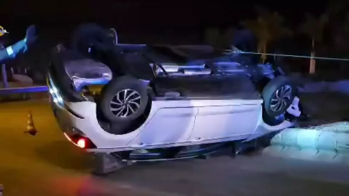 Vuelco de un coche en la rotonda de Taurito: dos heridos y gran despliegue de emergencias