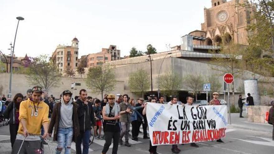 Una seixantena de persones defensen la Guia