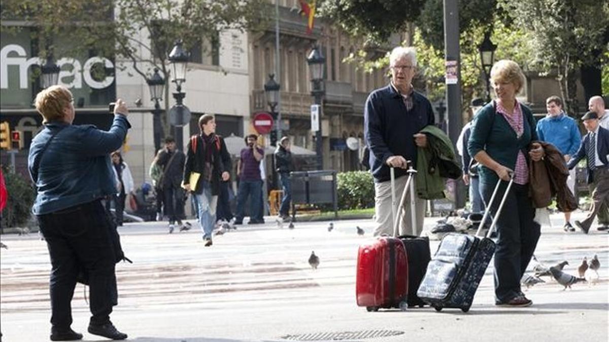 Turistas en la plaza de Catalunya.