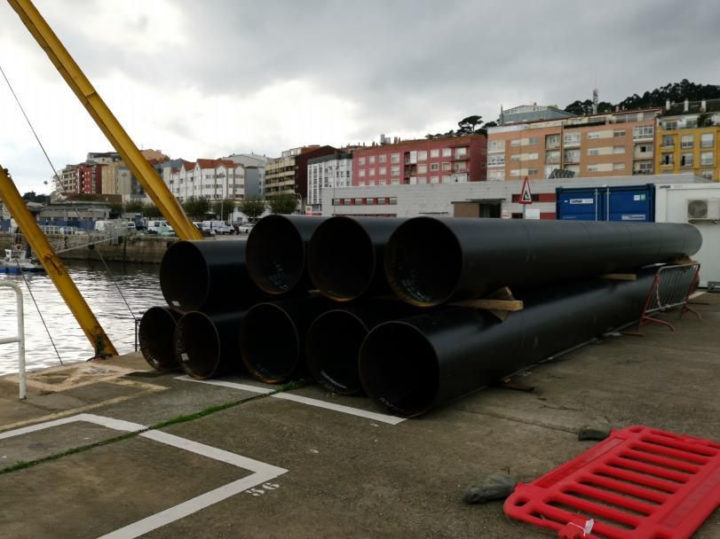 El material para la obra de los pantalanes del puerto de Cangas.  | S. ÁLVAREZ 