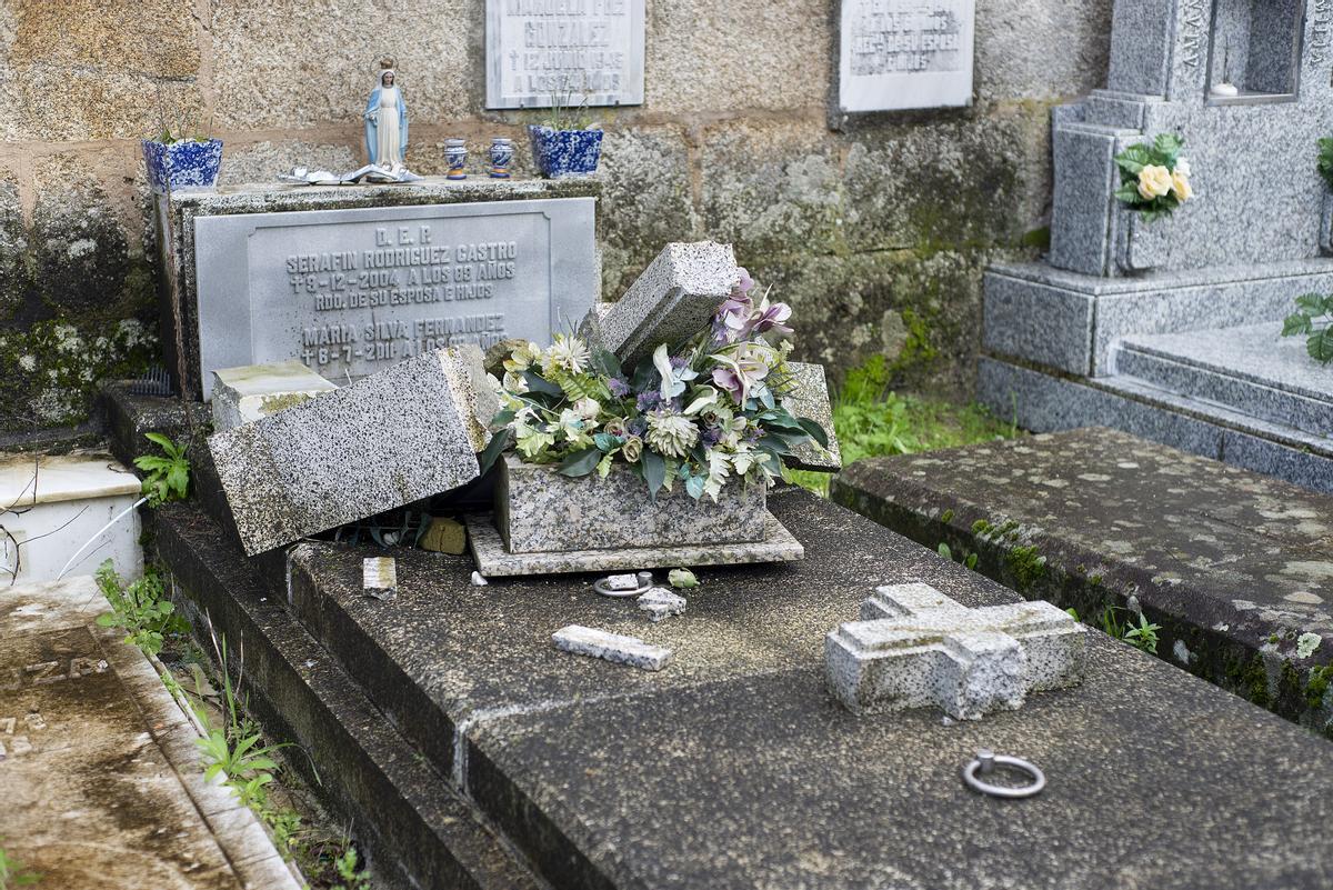 Una de las tumbas del cementerio dañadas en A Valenzá.