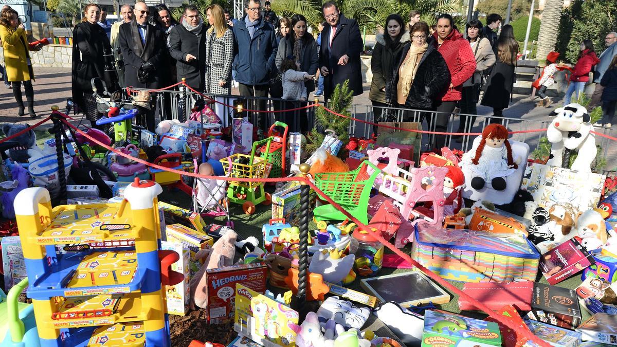 Reparto juguetes solidarios en Plaza Circular en 2020