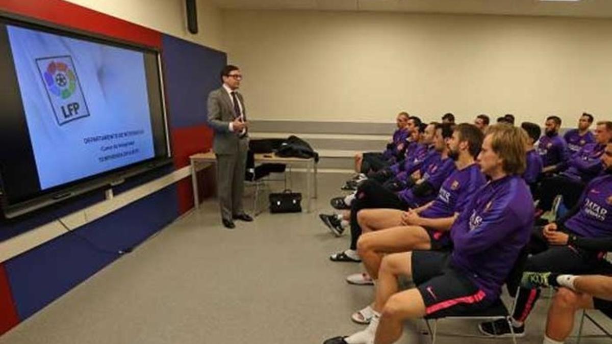 Los jugadores del Barça durante la charla impartida por los representantes de la LFP