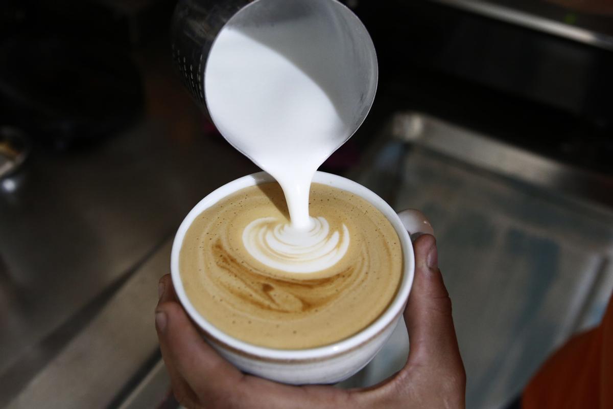 Un café con leche podría tener efectos antiinflamatorios, según un estudio