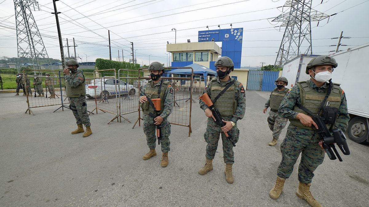 Fuerzas de seguridad delante de una cárcel ecuatoriana tras un motín, en imagen de archivo.