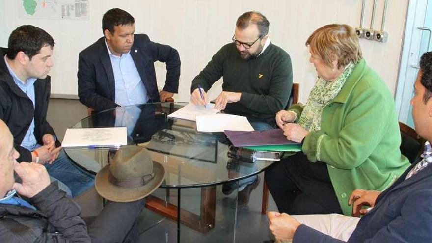 El alcalde firma el convenio en presencia de los representantes de Sogaps y de los saharauis.