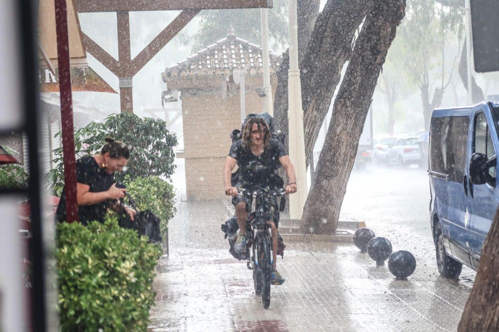 La tormenta ha descargado 20 litros por metro cuadrado en Guardamar y provocado una manga marina en La Mata, al norte de Torrevieja