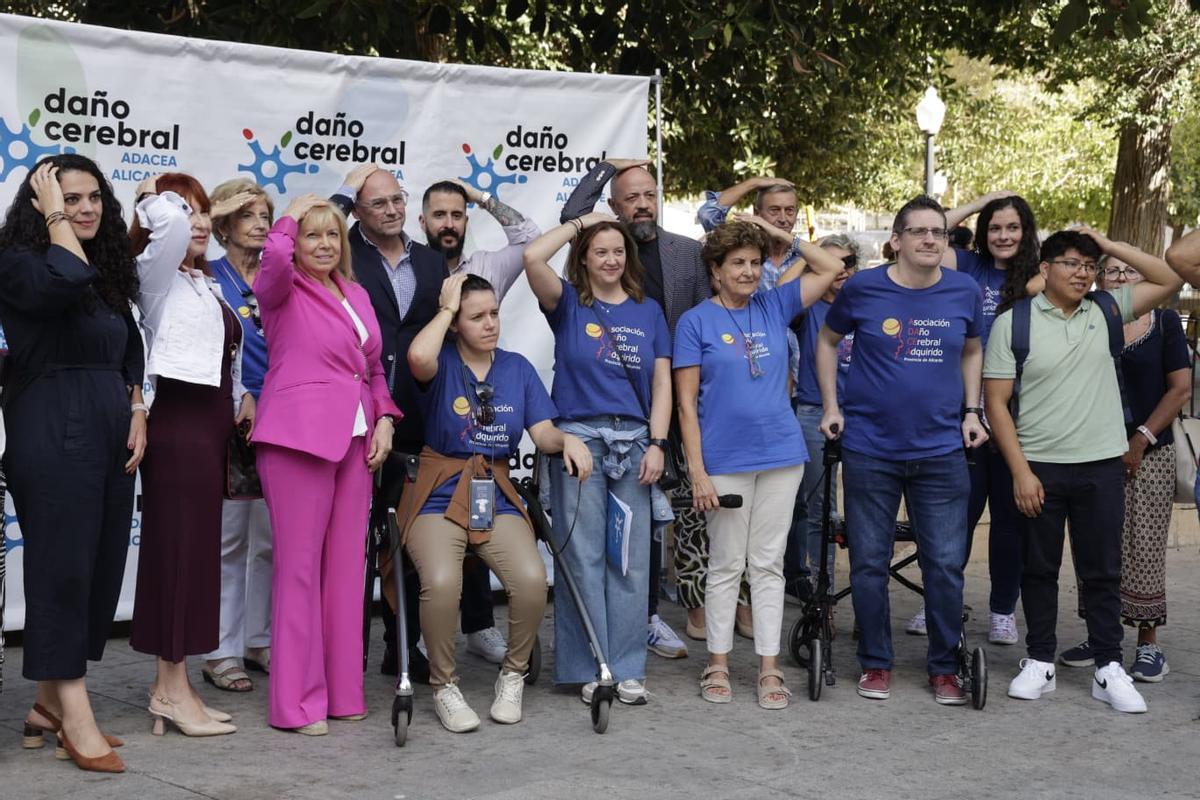 Asistentes al acto en demanda de prestaciones para los pacientes celebrado este viernes en Alicante