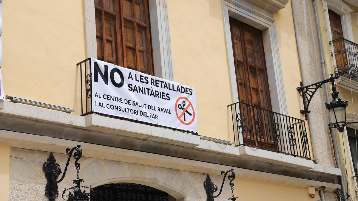 Algunas pancartas claman contra los recortes en los balcones de Cullera.