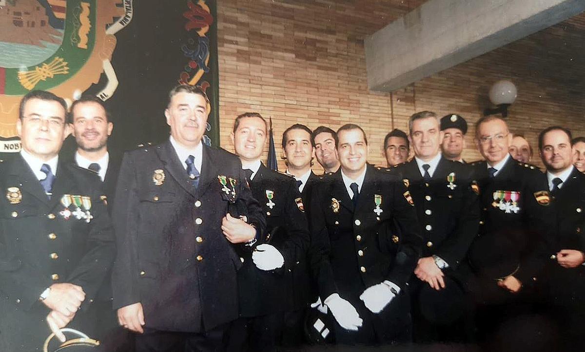 Con algunos de sus compañeros en 2007, cuando recibió la segunda medalla con distintivo blanco al Mérito Policial.