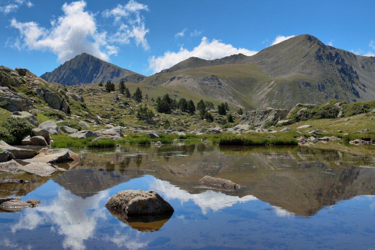Lago en la ruta de senderismo circular Coronallacs, Andorra, Las 10 curiosidades más top de Andorra que no sabías