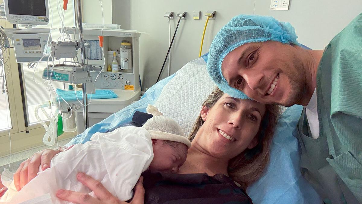 Pablo Ferre Castel-Lary, el lunes, con sus padres, en la Clínica Vistahermosa.