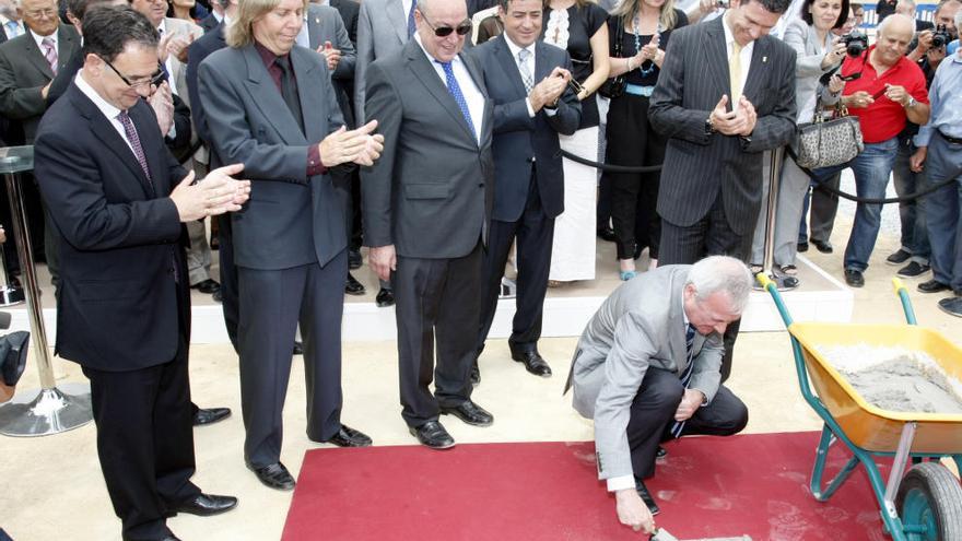 Ramón Luis Valcárcel pone la primera piedra de Paramount Park en mayo de 2012.