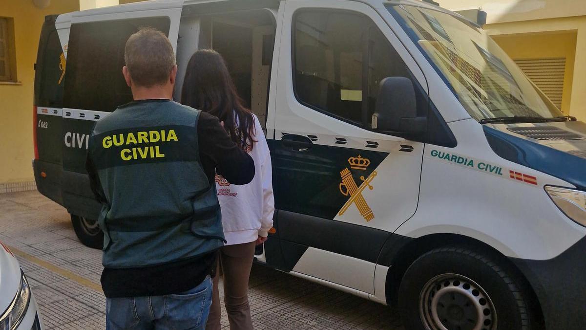Una de las mujeres detenidas por el robo de carteras en el Mercat de Oliva.