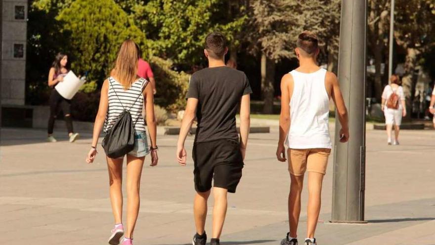 Tres jóvenes pasean por Zamora, ayer por la tarde.