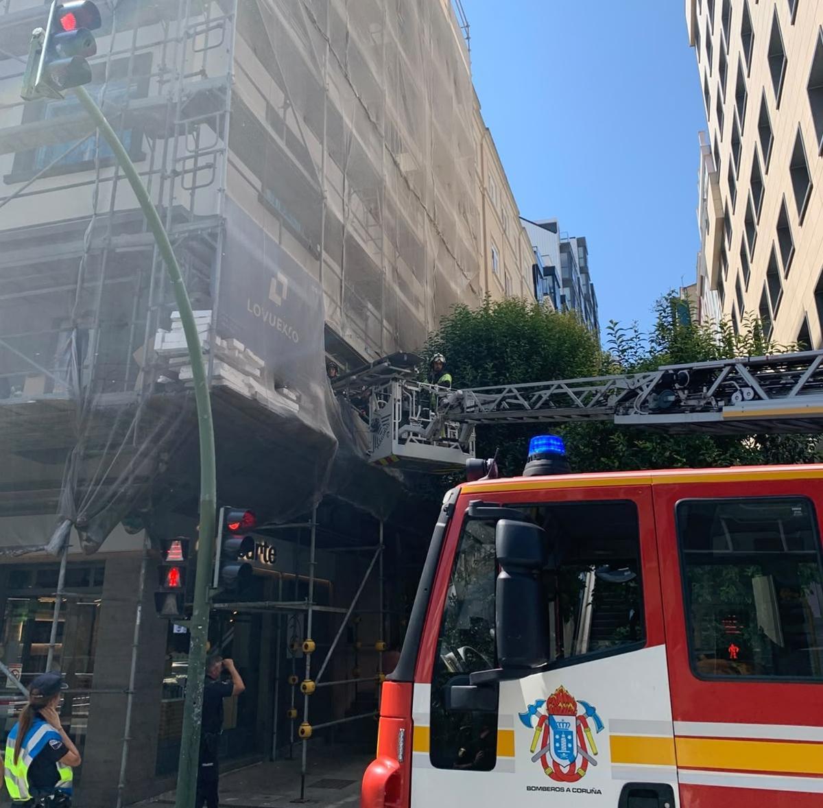 Bomberos durante el rescate en una obra de Juan Flórez.