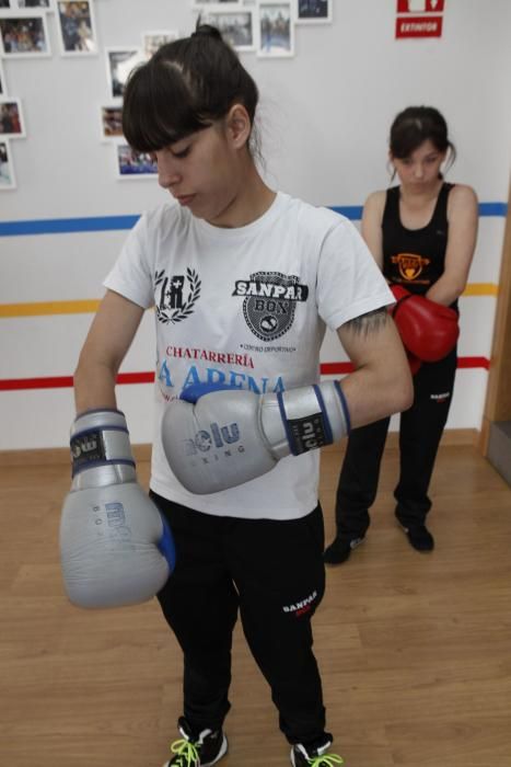 Las asturianas Aida Llada, de 14 años, y Andrea Mateos, de 19, campeonas de España de boxeo femenino