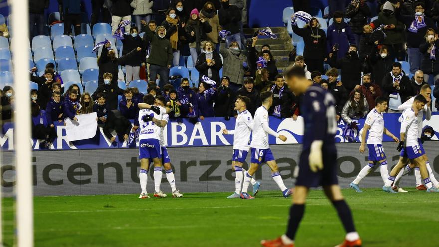 Azón se abraza con López tras su gol frente al Almería
