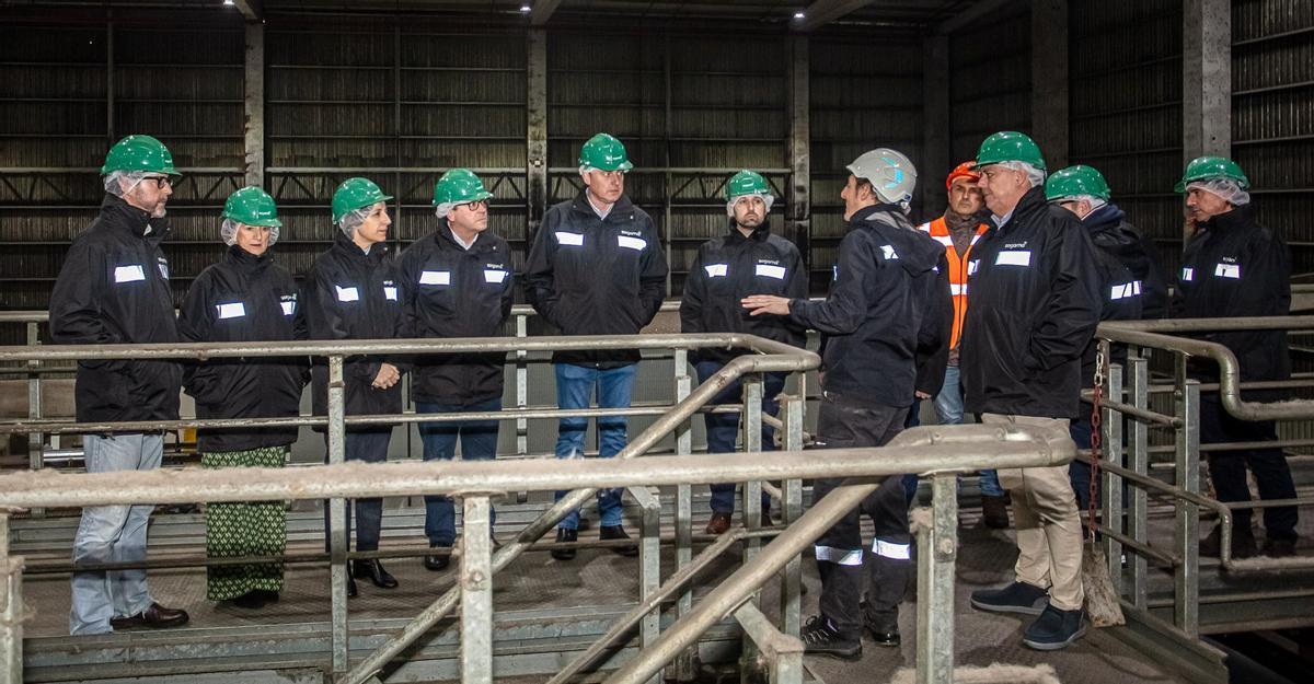 A conselleira e os alcaldes durante a visita a Sogama, en Cerceda.